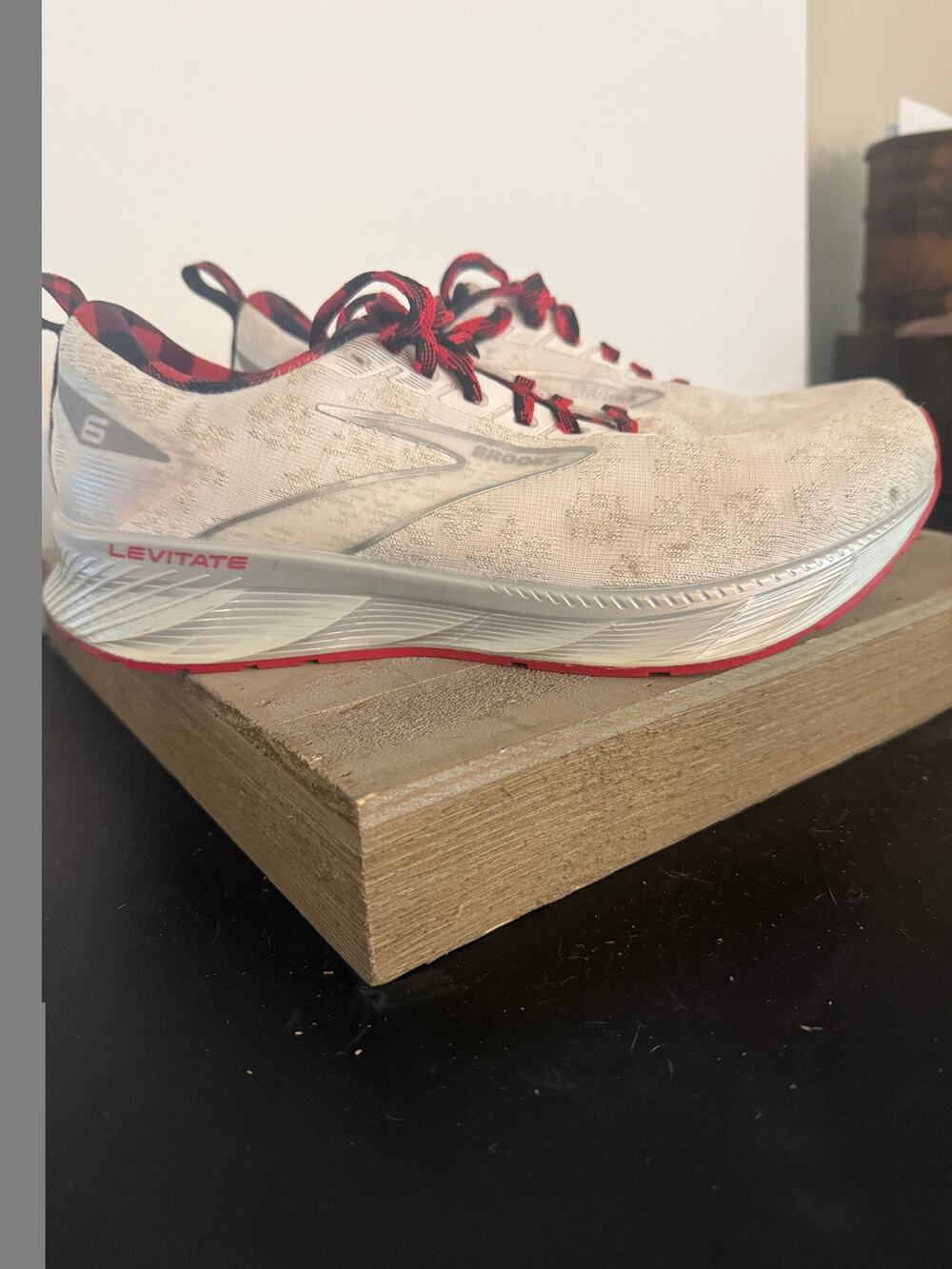 Brooks Levitate 6 Run Merry Christmas Shoes Women’s 8.5